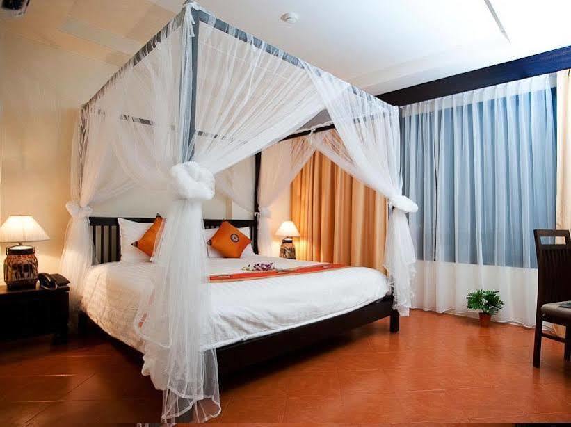 La De Bua Hotel Patong Exterior photo